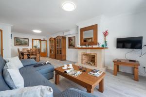 穆罗海滩Villa Canta的客厅设有蓝色的沙发和壁炉