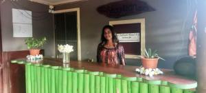 TongeOutback Retreat/Hotel, Ba Fiji的站在植物柜台旁的妇女