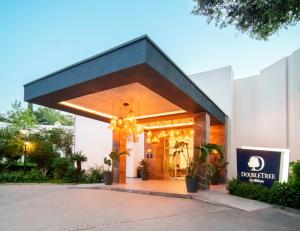 托尔巴DoubleTree by Hilton Bodrum Isil Club All-Inclusive Resort的地下密林建筑的前门