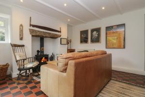 波特里斯Incline Cottage的带沙发和壁炉的客厅