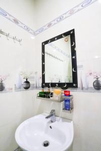 Nhơn TrạchHotel Trâm Anh的一间带水槽和镜子的浴室