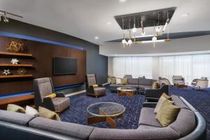 法明顿哈特福德顿万怡酒店的带沙发和平面电视的客厅