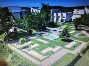 圣恩吉玛Appartment im Prediktstuhl Resort的享有花园空中美景,设有游泳池