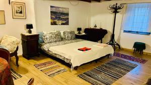 斯派赛斯Traditional Detached House的一间卧室配有一张床和一张桌子