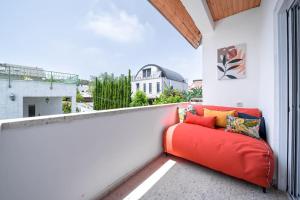 荷兹利亚Stylish 4BR Villa - Herzliya Pituah的美景阳台的红色沙发