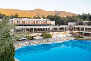 托尔巴DoubleTree by Hilton Bodrum Isil Club All-Inclusive Resort的享有度假村游泳池的景致