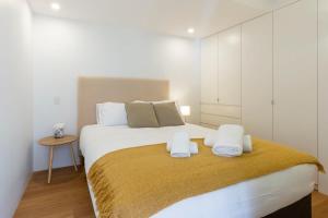 悉尼2BDR Brand New Apt - Moments from RNSH & St Leonards的卧室配有带毛巾的大型白色床