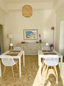 福尔米亚Villa Magnolia的用餐室配有2张桌子和2把椅子