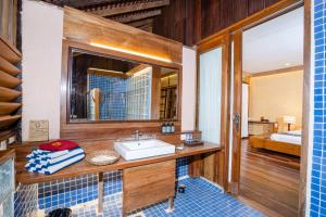 白马市凉廊自然度假酒店的一间带水槽和镜子的浴室