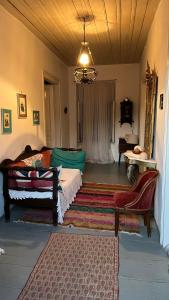 斯派赛斯Traditional Detached House的一间带床和地毯的客厅