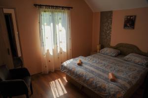 采蒂涅LOVCEN4ME的卧室配有床、椅子和窗户。