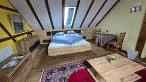 DegersheimGasthaus Fuchsacker的一间卧室配有一张带蓝色枕头的床和一张桌子