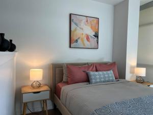 洛杉矶Seaside Retreat in Santa Monica, steps to the beach, free parking的一间卧室配有一张床和两张台灯。