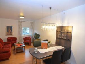 梅舍德Apartment near ski area in Wehrstapel in Sauerland的一间带桌椅的客厅和一间客厅。
