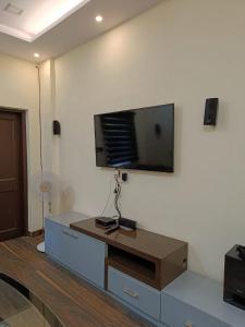 新德里Homestay in Connaught Place的客厅的墙上配有平面电视。