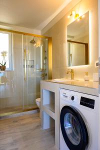 阿基欧斯尼古拉斯Althea Villa by breathtaking view的一间带洗衣机和水槽的浴室