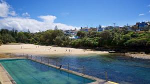 悉尼Relaxed Clovelly Beach Home - Parking - Cloey6的海滩上的人