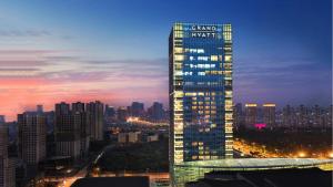 沈阳沈阳君悦酒店的一座高大的建筑,上面有城市的标志