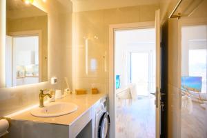 阿基欧斯尼古拉斯Althea Villa by breathtaking view的一间带水槽和镜子的浴室