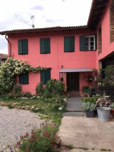 San Vito al TorreDIMORA IL CAMMINO的红色的房子,上面有绿色百叶窗