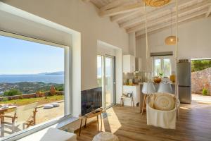 阿基欧斯尼古拉斯Althea Villa by breathtaking view的客厅设有大型滑动玻璃门