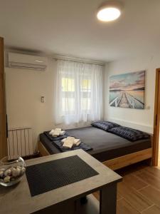卡什泰拉Apartments Jelena的一间卧室设有一张大床和一个窗户。