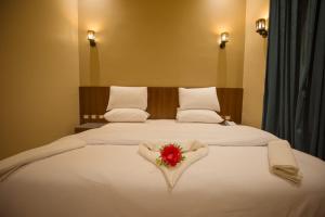 开罗Sama hotel的酒店客房,配有一张花卉床