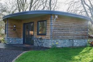 格拉斯顿伯里Conkers - a new bespoke rural escape near Glastonbury的小屋设有圆形屋顶