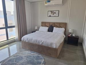 Al Budayyiâ€˜luxurious villa的一间卧室设有一张大床和一个大窗户