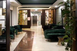 扎马迪维拉马林酒店的一间商店里带绿色沙发的大堂