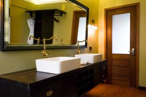 FuvahmulahFuvahmulah Central Hotel的一间带两个盥洗盆和大镜子的浴室