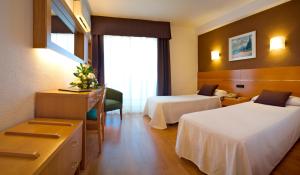 哈维亚诺兰约别墅酒店的酒店客房设有两张床和窗户。