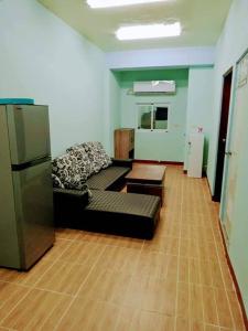 Lanyu蘭嶼小島觀海旅宿的客厅配有黑色沙发和冰箱