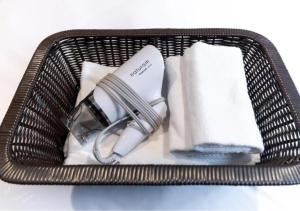 京都HOTEL DORIA的一个带吹风机和毛巾的柳条篮