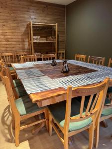 波罗维茨Chalet Iskar Borovets的餐桌、椅子和木桌