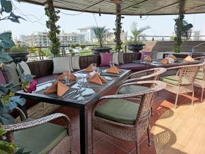 拉合尔Maisonette Hotels & Resorts的庭院配有桌椅和沙发。