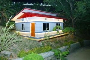 TigriShalini Batika & Eco Resort的花园中房屋的模型