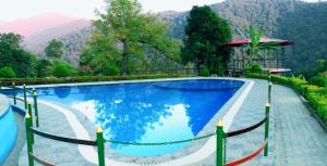 TigriShalini Batika & Eco Resort的一座山地游泳池