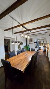 托尔明Hisa Brdo Guesthouse的用餐室配有大型木桌和椅子