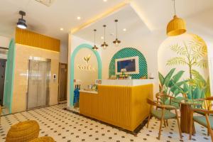 富国SOLÉA Hotel GrandWorld Phu Quoc的一间设有黄色柜台的社交商店的大厅