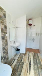 戈卡尔纳The Meraki Beach Resort的一间带水槽和淋浴的浴室
