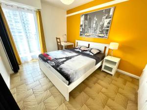 荷里尤Chambre privée en colocation dans un appartement au centre de rillieux la pape的一间卧室设有一张床和黄色的墙壁