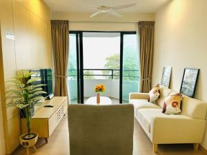 Tangga BatuMutiara Melaka Beach Resort by Minso的客厅设有两张沙发和一个大窗户