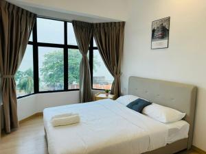 Tangga BatuMutiara Melaka Beach Resort by Minso的卧室设有白色的床和大窗户