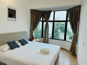 Tangga BatuMutiara Melaka Beach Resort by Minso的卧室设有一张带窗户的白色大床