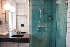 诺尔雪平诺尔雪平舒适酒店的带淋浴和盥洗盆的浴室