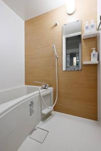 大阪シティマインド京町901的带淋浴和镜子的浴室