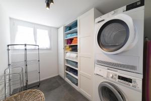 维尔德豪斯Chalet Bergblick的洗衣房配有洗衣机和烘干机