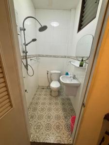 曼谷拉罗坎达酒店的一间带卫生间和水槽的浴室