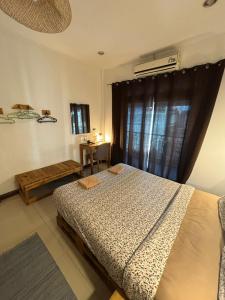 曼谷拉罗坎达酒店的一间卧室设有一张床和一个窗口